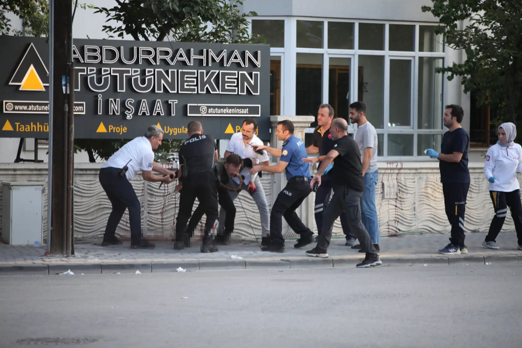 Konya'da Sevgilisinden Ayrılan Genç Önce Ateş Açtı, Sonra Kendine Zarar Verdi