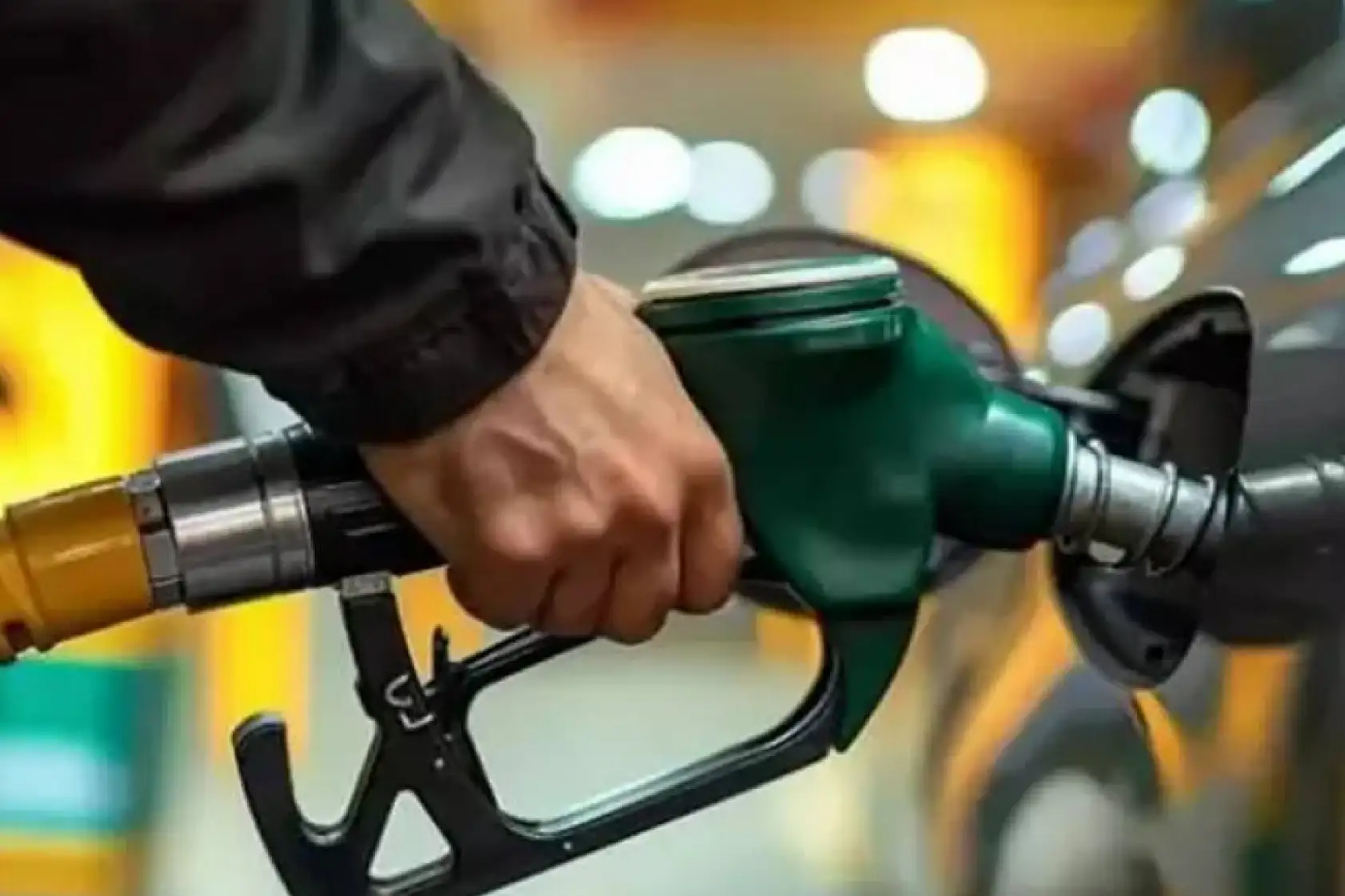 Akaryakıt fiyatları cep yakmaya devam edecek: Gece yarısı bir zam daha geliyor!