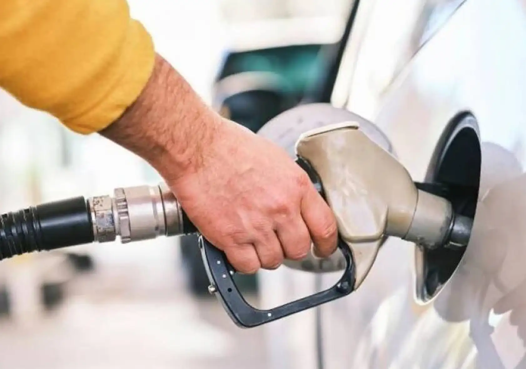 Akaryakıt fiyatları cep yakmaya devam edecek: Gece yarısı bir zam daha geliyor!