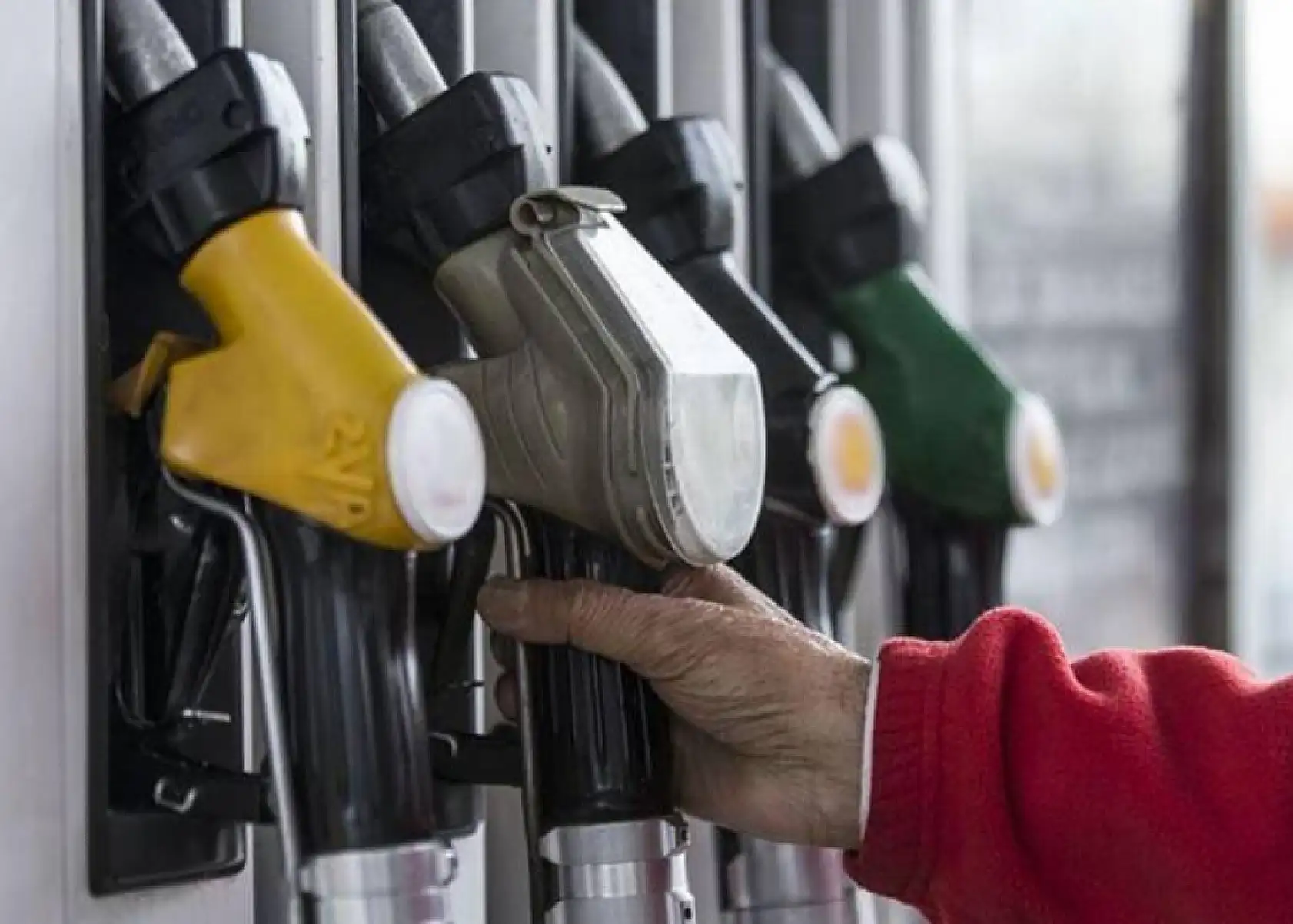 Akaryakıt fiyatları cep yakmaya devam edecek: Gece yarısı bir zam daha geliyor!