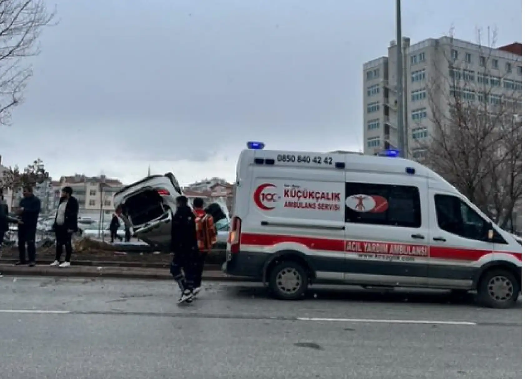 Konya'da feci kaza: Araç baş üstü yattı!