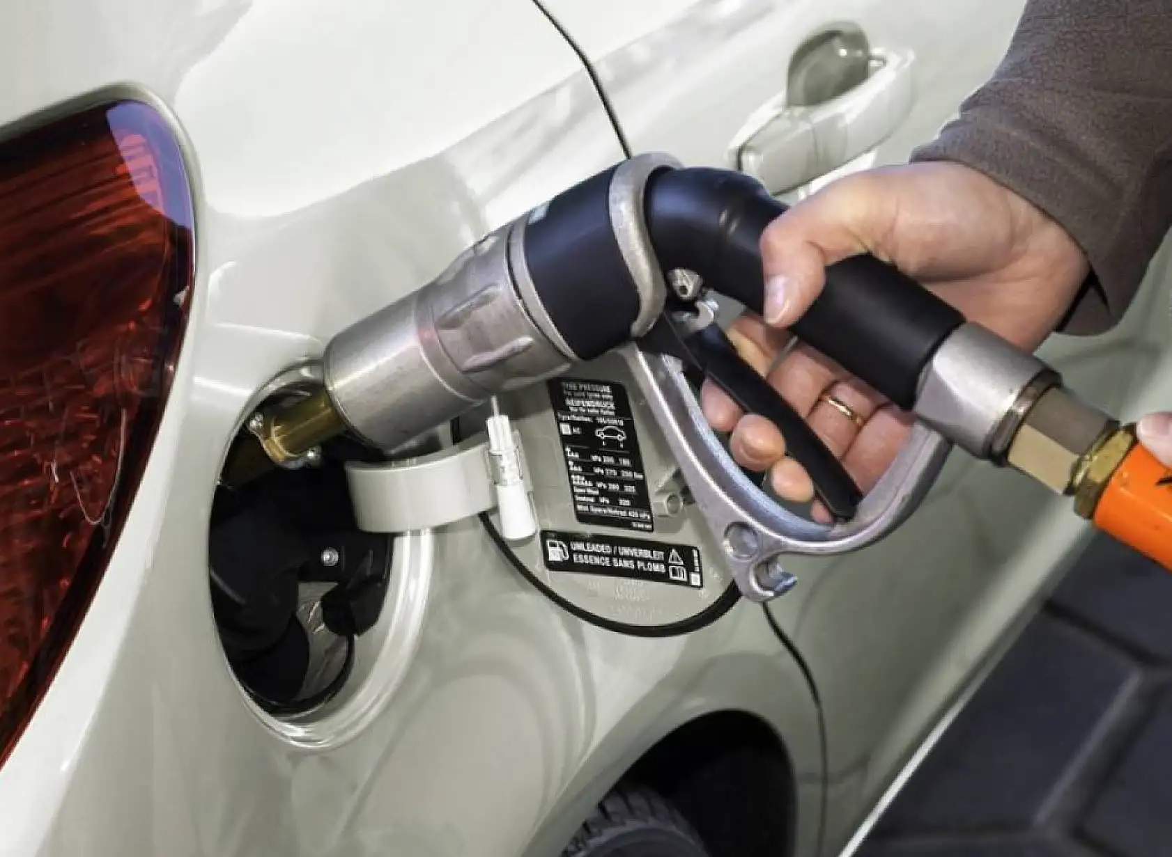 Akaryakıt fiyatları cep yakmaya devam edecek: Gece yarısı bir zam daha geliyor!