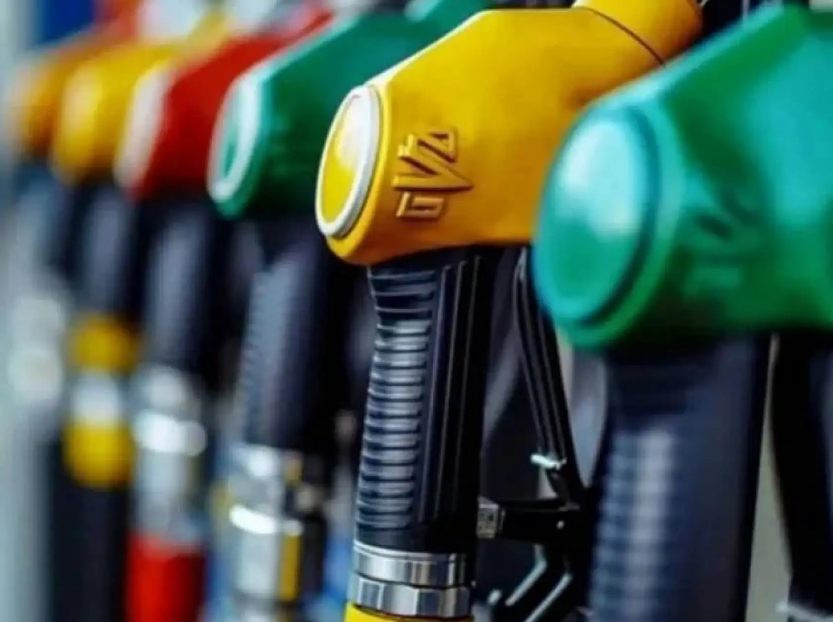 Akaryakıt fiyatları cep yakmaya devam edecek: Gece yarısı bir zam daha geliyor!