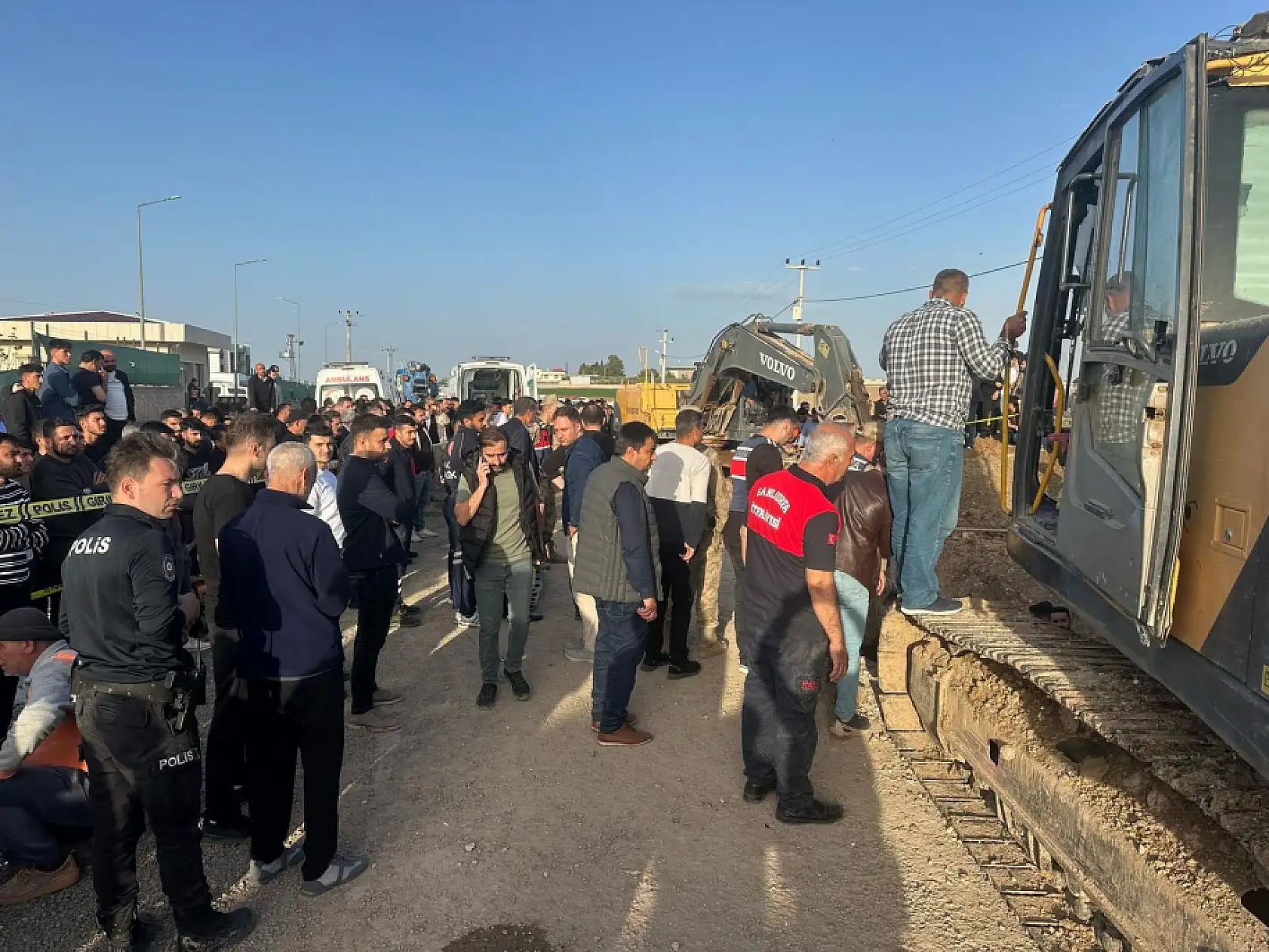 Son dakika: toprak kaydı 4 işçi kurtarılmayı bekliyor!