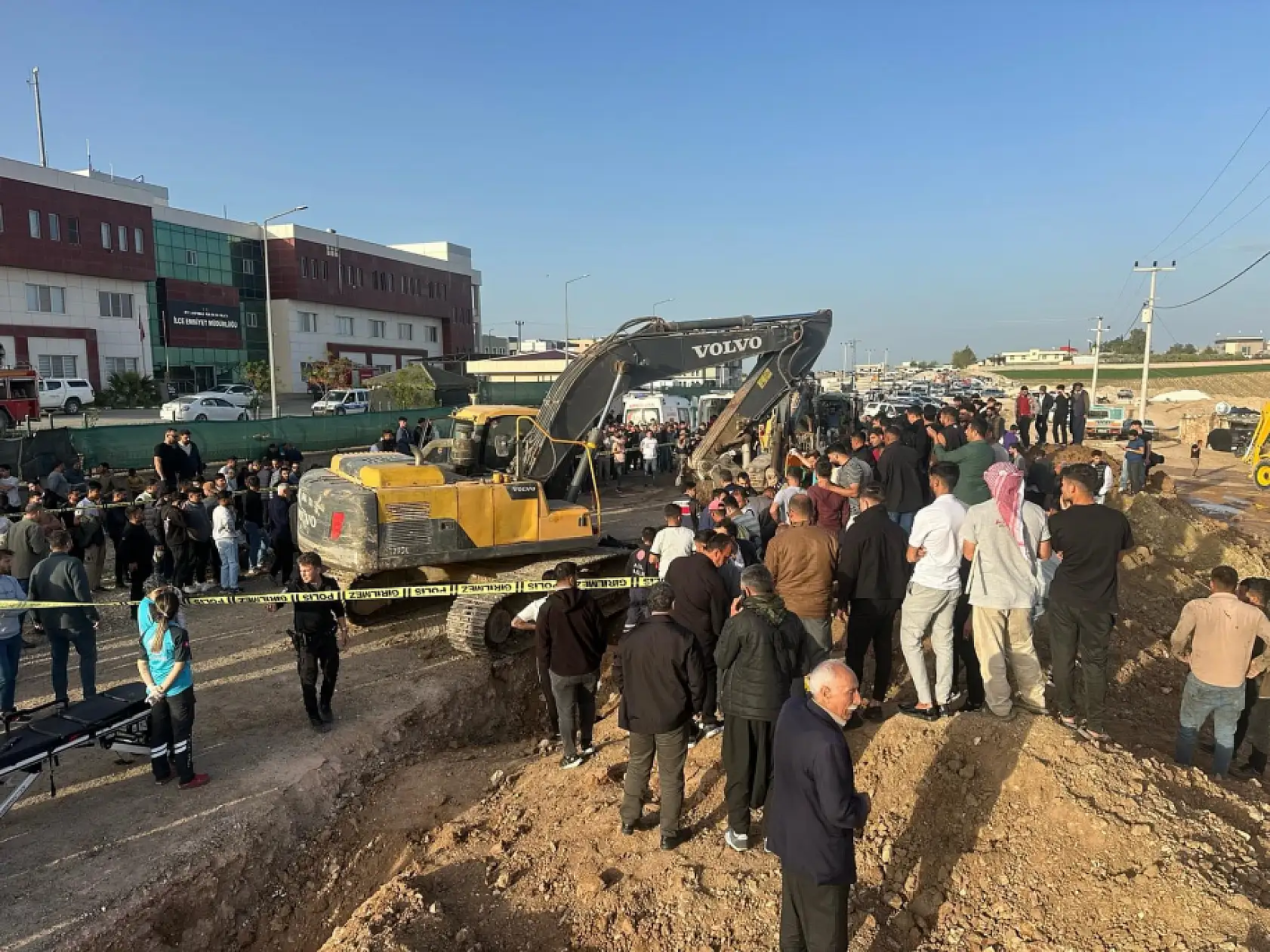 Son dakika: toprak kaydı 4 işçi kurtarılmayı bekliyor!