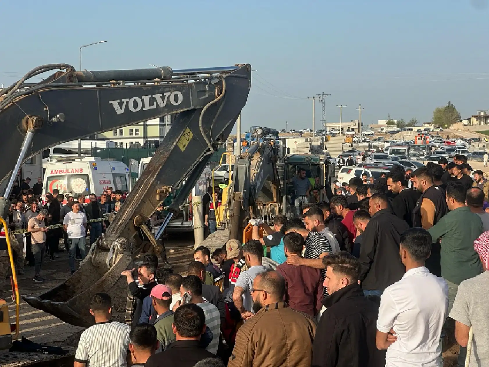 Son dakika: toprak kaydı 4 işçi kurtarılmayı bekliyor!