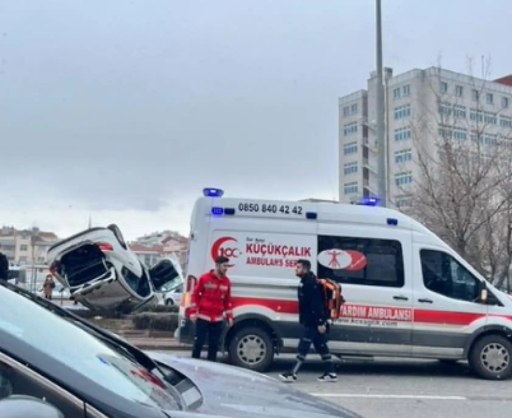 Konya'da feci kaza: Araç baş üstü yattı!