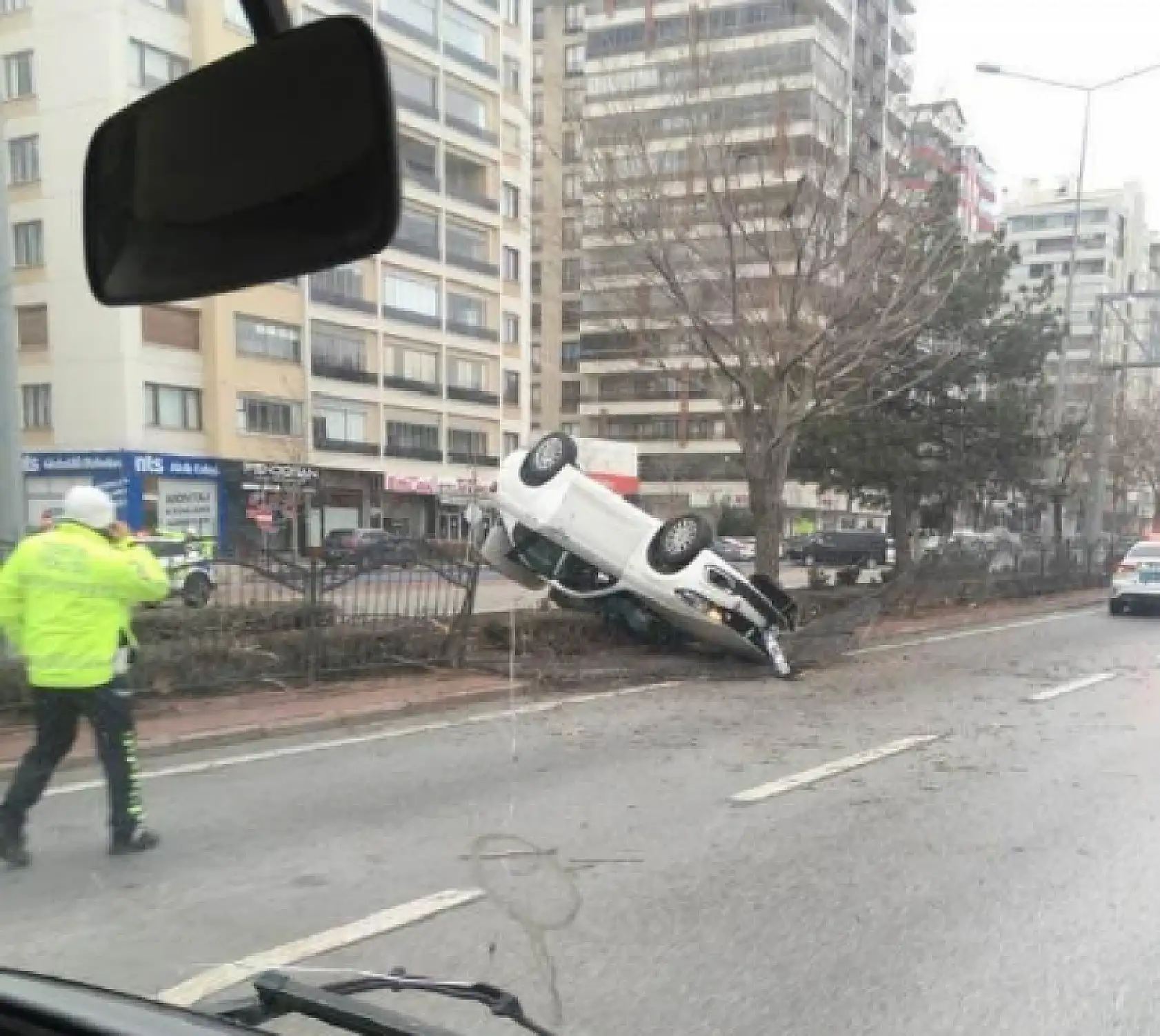 Konya'da feci kaza: Araç baş üstü yattı!