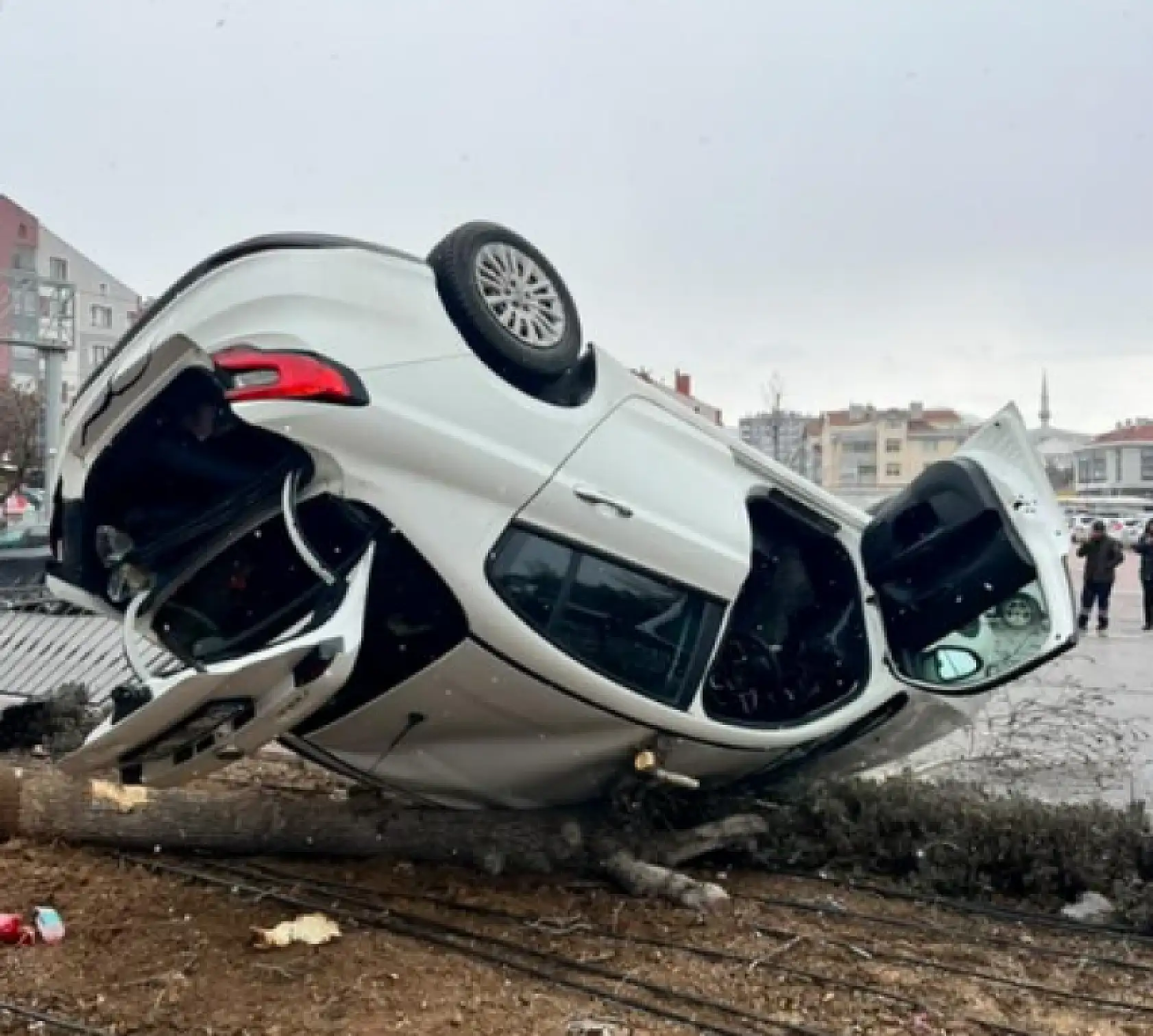 Konya'da feci kaza: Araç baş üstü yattı!