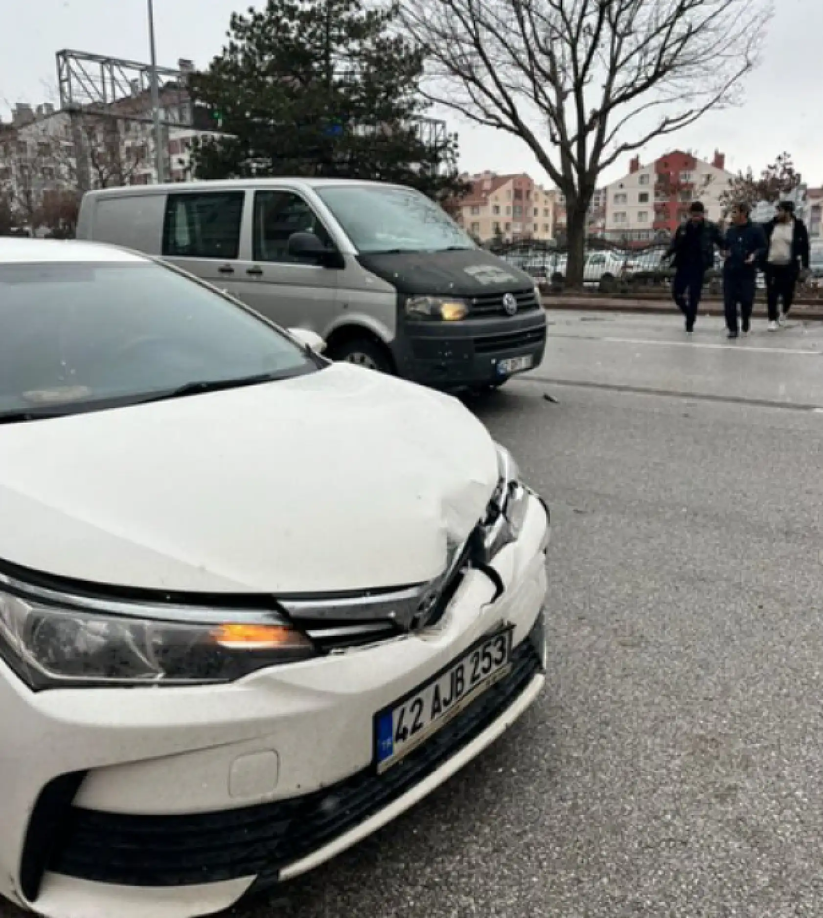 Konya'da feci kaza: Araç baş üstü yattı!