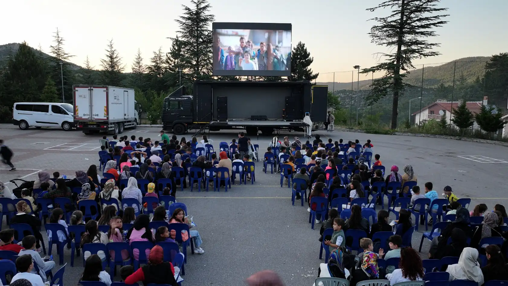 Büyükşehir'den Yaz Akşamlarına Sinema Keyfi: 101 Mahallede Gösterim