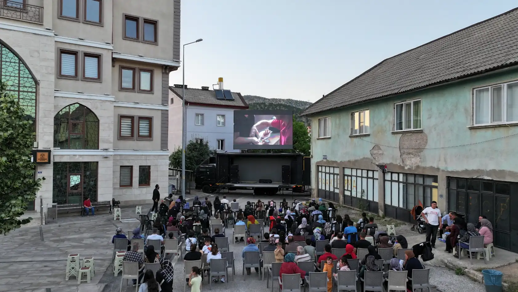 Büyükşehir'den Yaz Akşamlarına Sinema Keyfi: 101 Mahallede Gösterim