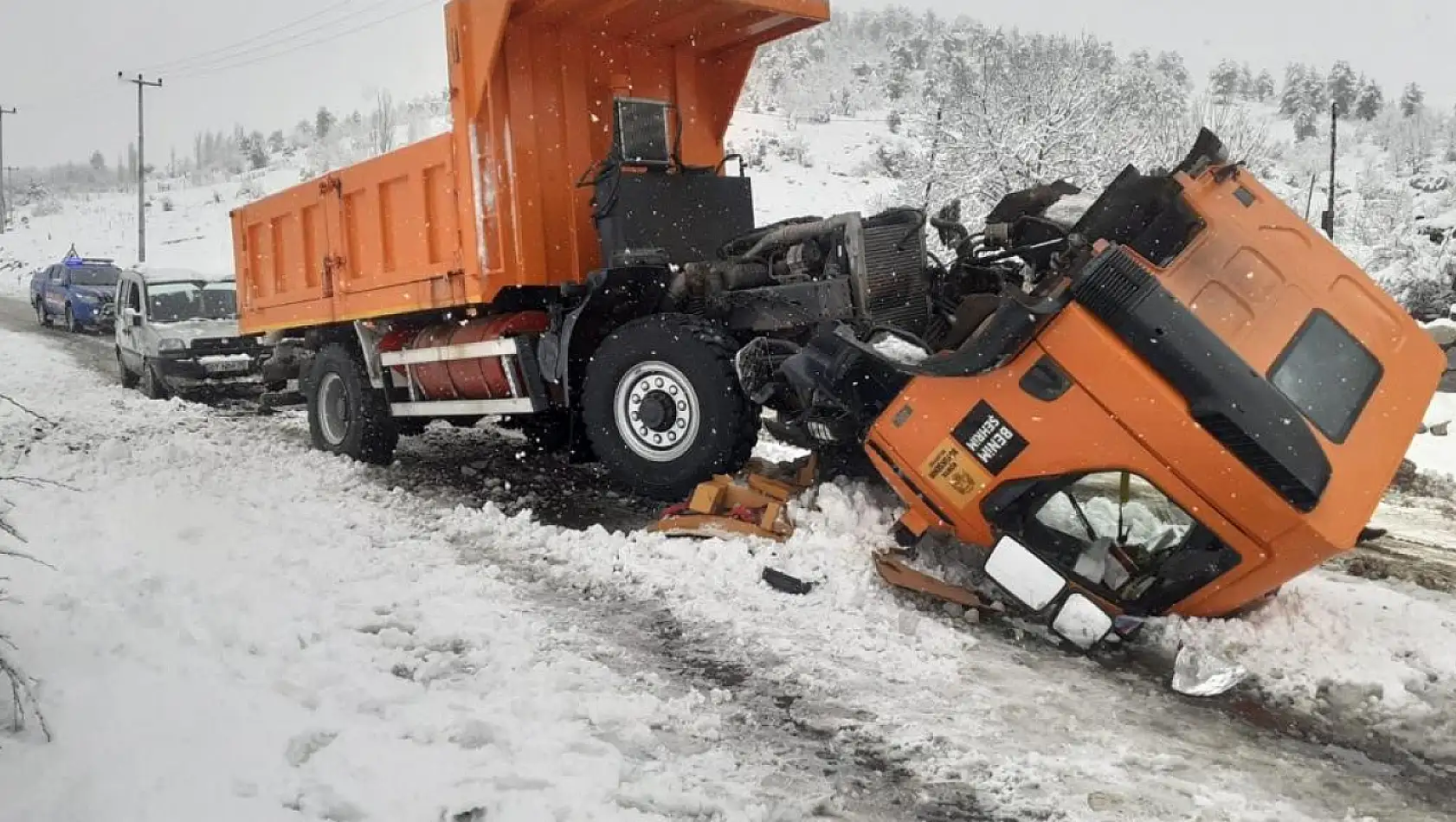 Konya'da karla mücadele kamyonu kaza yaptı: 2 yaralı