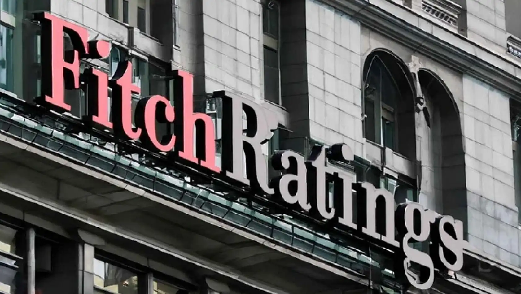 Fitch, Türkiye'nin not görünümünü 'durağan'a yükseltti