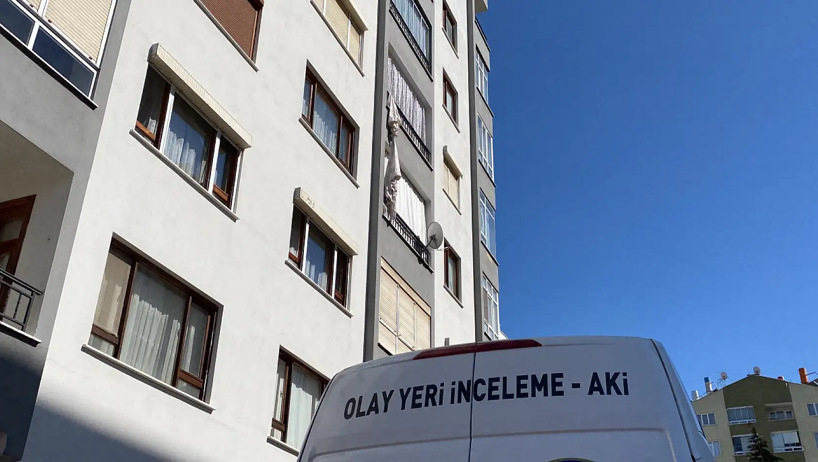 Balkondan Çarşafla İnmeye Çalışan Genç Kız Zemine Çakıldı