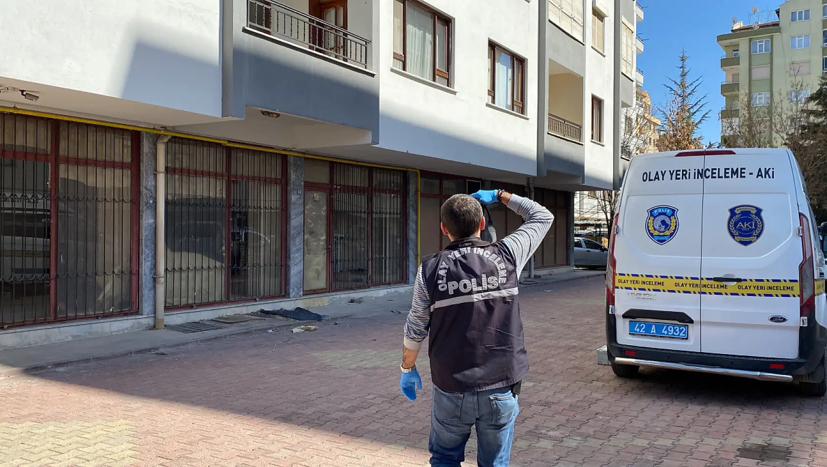 Balkondan Çarşafla İnmeye Çalışan Genç Kız Zemine Çakıldı