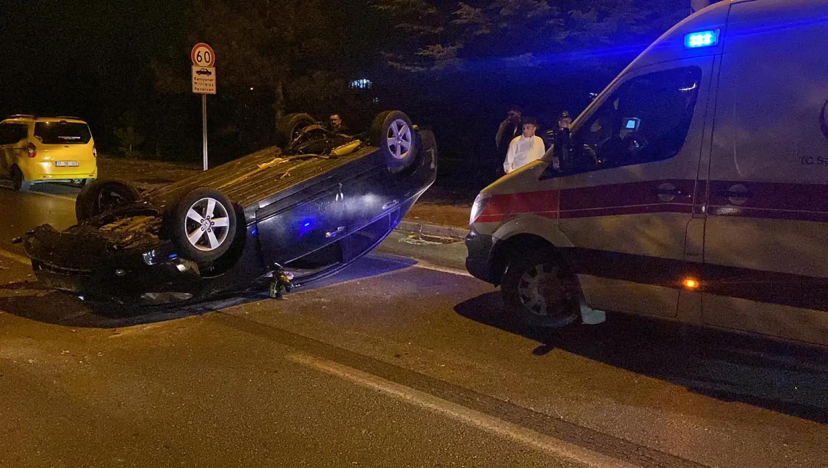 Konya'da direksiyon hakimiyetini kaybeden sürücü ağaca çarptı ve otomobil ters döndü: 2 yaralı