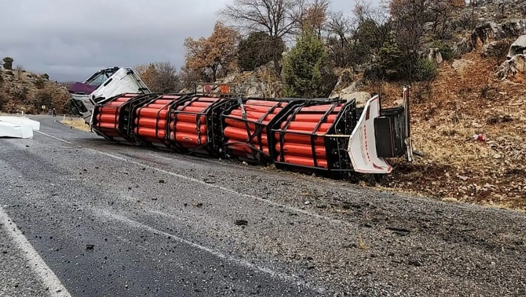 Konya'da doğalgaz yüklü olan tır devrildi.