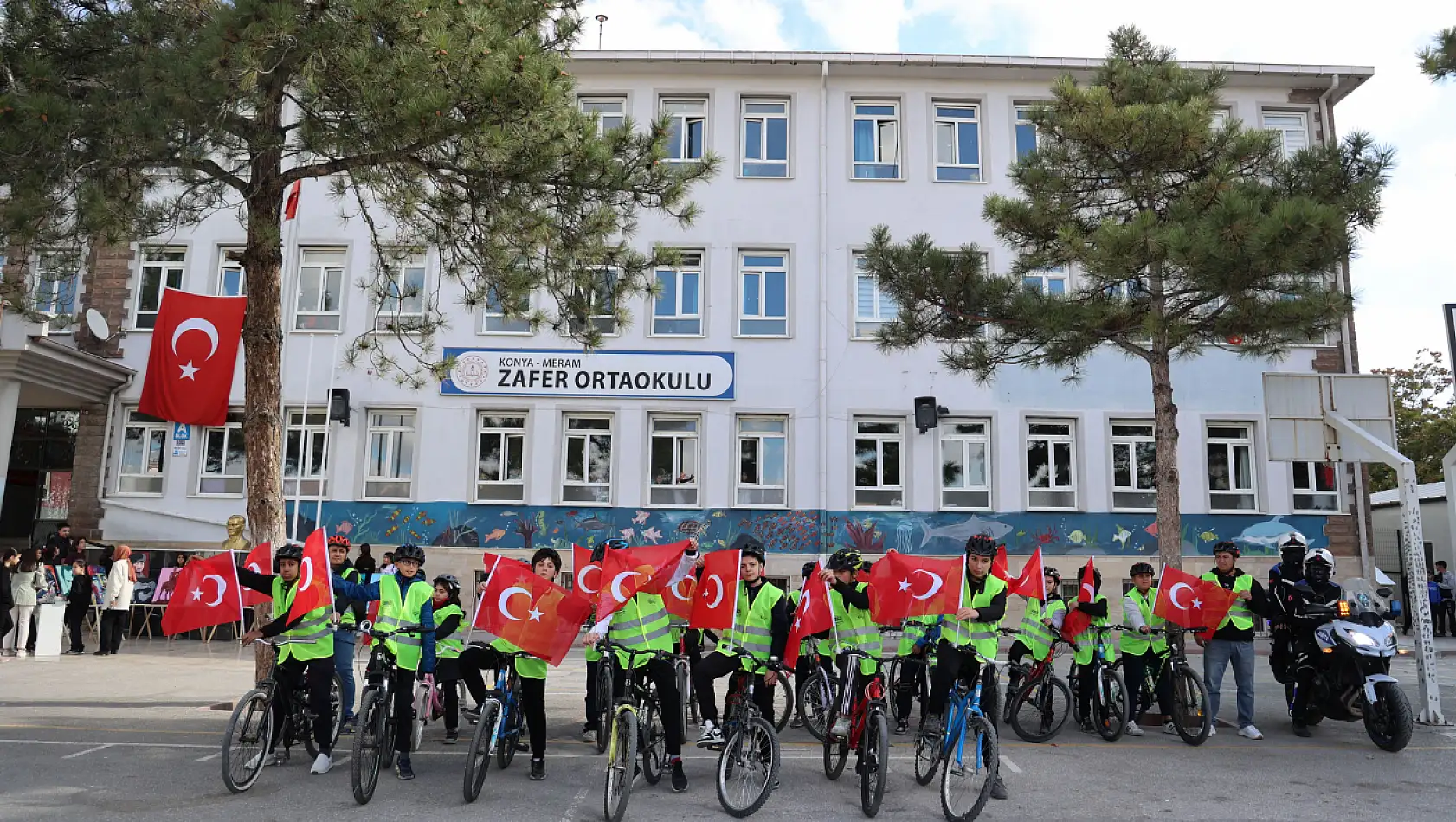 Konya'da 'Güvenli Okul Yolları Projesi' içinde öğrenciler 29 Ekim için pedal çevirdi.