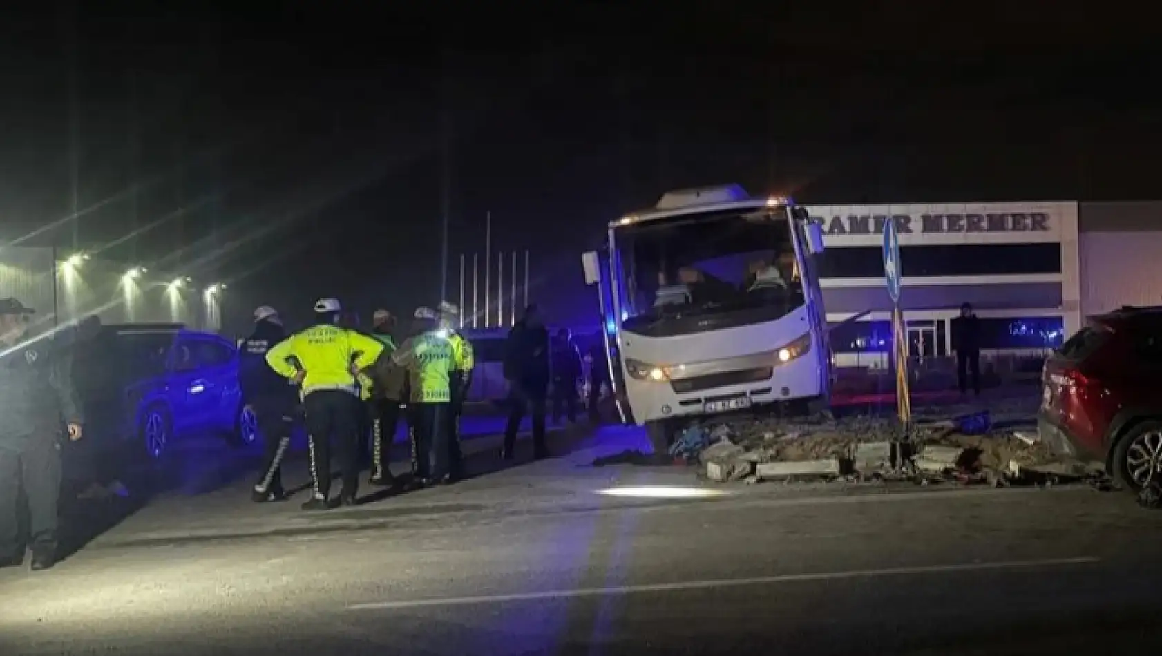 Konya'da polis minibüsü ile otomobil çarpıştı: 1 ölü, 11 yaralı