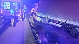 Konya Karapınar'da Tır Şarampole Devrildi: 1 Yaralı