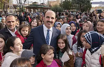 Başkan Altay Karne Alan Öğrencileri Tebrik Etti