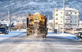 Belediye Ekiplerinden Buzlanmaya Karşi Solüsyon Çalişmasi