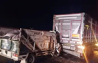 Işıklarda Bekleyen Tıra Arkadan Çarpan Kamyonet Sürücüsü Ağır Yaralandı