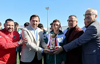 Konya şampiyonu u16 takımı şampiyonluk kupasını kaldırdı