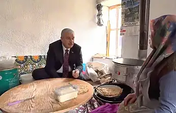 Protokolü Bir Kenara Bıraktı, Sofraya Oturarak Halkın Sevgisini bir kez daha kazandı.