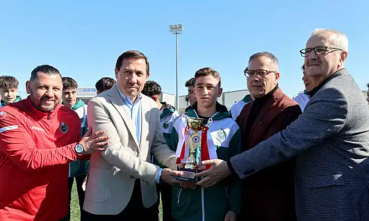 Konya şampiyonu u16 takımı şampiyonluk kupasını kaldırdı