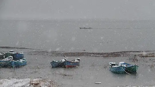 Beyşehir Gölü'nde avlanmaya 'kar' molası