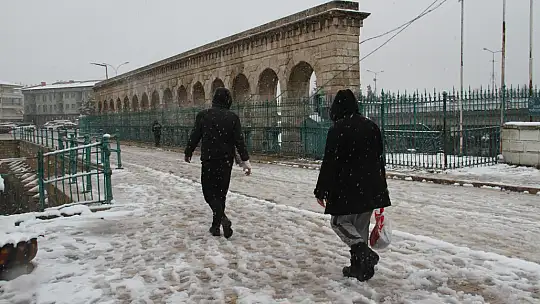 Beyşehir Gölü'nde avlanmaya 'kar' molası