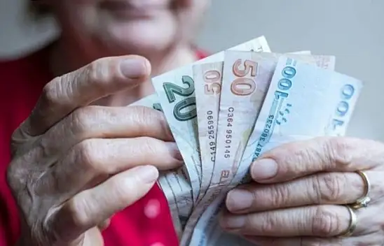 Bakan duyurdu: Yaşlı ve emekli aylıkları o tarihte hesaplara yatıyor