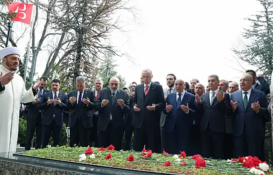 Cumhurbaşkanı Erdoğan, Alparslan Türkeş'in kabrini ziyaret etti
