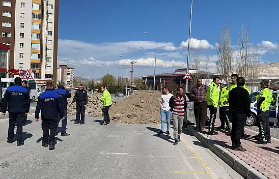 Kendisine ait olduğunu iddia ettiği yolu trafiğe kapattı