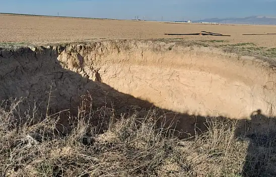 Konya'da daha önce obruk olan tarla yine çöktü!
