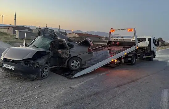 Konya'da direğe çarpan otomobilin sürücüsü hayatını kaybetti