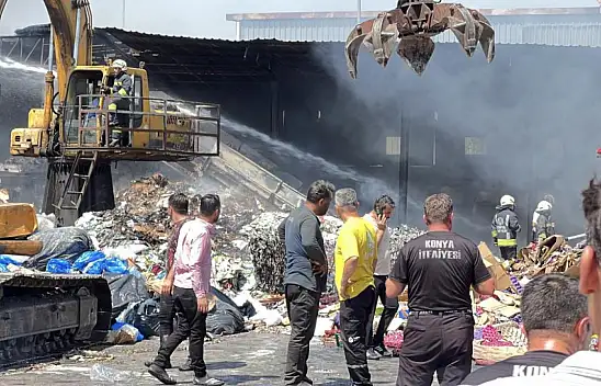 Konya'da geri dönüşüm fabrikasında çıkan yangın paniğe neden oldu