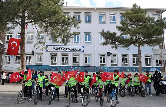 Konya'da 'Güvenli Okul Yolları Projesi' içinde öğrenciler 29 Ekim için pedal çevirdi.