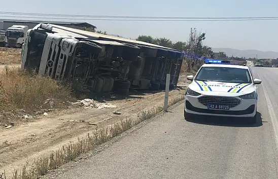 Konya-Adana Yolunda Tır Kazası: Kontrolden Çıkan Tır Devrildi, Sürücü Hafif Yaralı