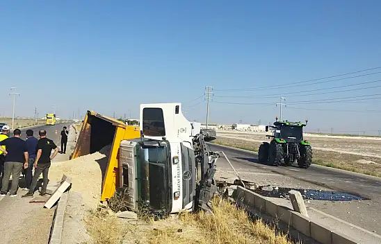 Konya Sakyatan Mevkiinde Kaza: Kum Yüklü Kamyon Kontrolden Çıktı
