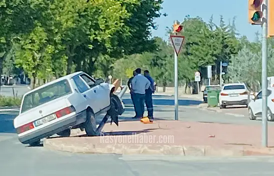 Konya'da İlginç Kaza: Otomobil Refüje Tırmandı, Şans Eseri Yaralanan Olmadı
