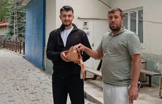 Konyalı çalışandan ahlak dersi: Para dolu çantayı sahibine teslim etti!