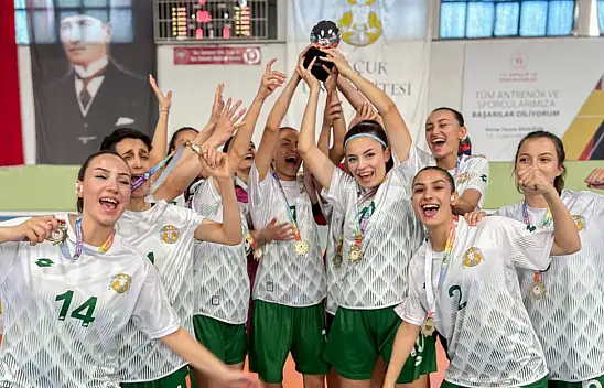 Selçuk Üniversitesi Kadın Futsal Takımı'ndan büyük başarı: Şampiyon oldu!