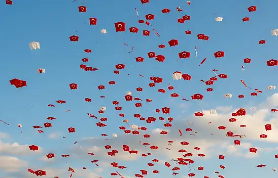 Konya'da Gökyüzü Renklendi: Selçuklu Seyir Tepesi'nde Uçurtma Şenliği Başladı