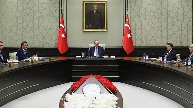 Ankara'da Kabine Depremi: 4 Bakan Daha Gidiyor mu?