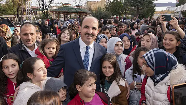 Başkan Altay Karne Alan Öğrencileri Tebrik Etti