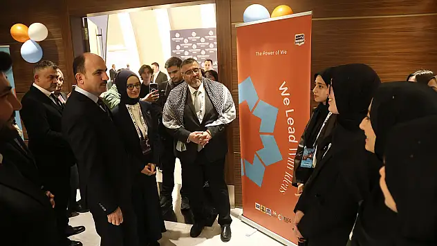 Başkan Altay 'Uluslararasi Şehirler Ve Hükümetler Birliği Konferansi'Nda Lise Öğrencileriyle Buluştu