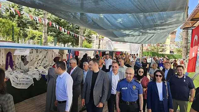 Beyşehir'de kursiyerler binbir emekle hazırladıkları eserlerini sergiledi